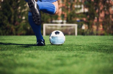 Avrupa futbolu iptal konsepti. Koronavirüs maskeli top