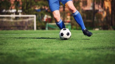 Deri top ile geleneksel futbol oyunu