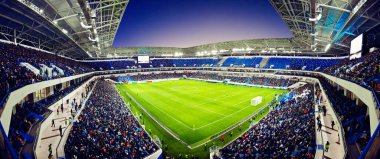 Futbol stadyumu, parlak ışıklar, saha manzarası. Futbol konsepti