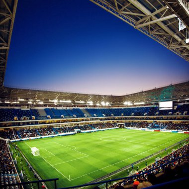 Futbol stadyumu, parlak ışıklar, saha manzarası. Futbol konsepti