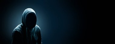 Hacker bir siber uzaya girmek için dizüstü bilgisayarına bir kod yazdırır