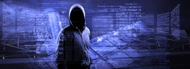 Hacker bir siber uzaya girmek için dizüstü bilgisayarına bir kod yazdırır