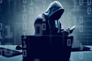 Hacker bir siber uzaya girmek için dizüstü bilgisayarına bir kod yazdırır