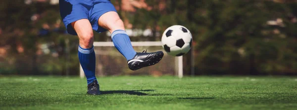 レザーボールと伝統的なサッカーゲーム — ストック写真