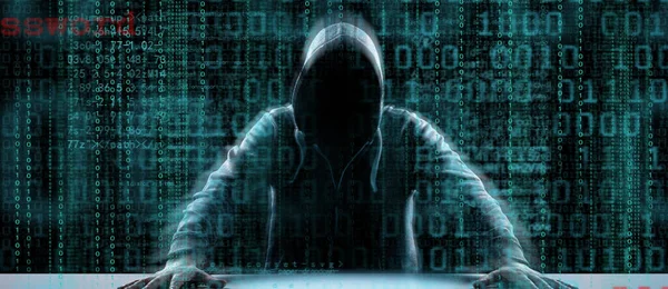 黑客在笔记本电脑键盘上打印代码以侵入网络空间 — 图库照片