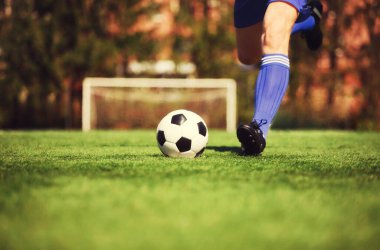 Deri top ile geleneksel futbol oyunu