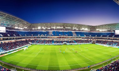 Futbol stadyumu, parlak ışıklar, saha manzarası. Futbol konsepti