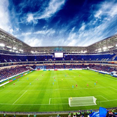 Futbol stadyumu, parlak ışıklar, saha manzarası. Futbol konsepti