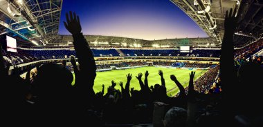 Futbol stadyumu, parlak ışıklar, saha manzarası. Futbol konsepti