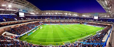 Futbol stadyumu, parlak ışıklar, saha manzarası. Futbol konsepti