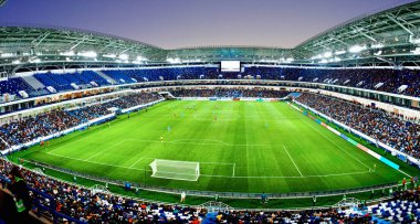 Futbol stadyumu, parlak ışıklar, saha manzarası. Futbol konsepti