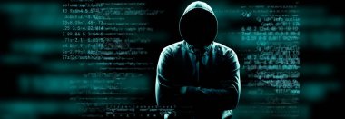 Hacker bir siber uzaya girmek için dizüstü bilgisayarına bir kod yazdırır