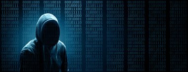 Hacker bir siber uzaya girmek için dizüstü bilgisayarına bir kod yazdırır