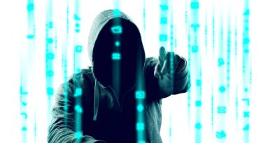 Hacker bir siber uzaya girmek için dizüstü bilgisayarına bir kod yazdırır