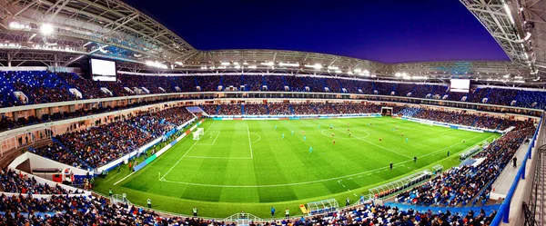 Futbol stadyumu, parlak ışıklar, saha manzarası. Futbol konsepti