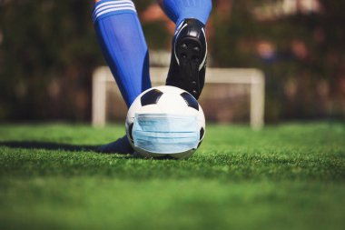 Avrupa futbolu iptal konsepti. Koronavirüs maskeli top
