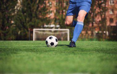 Deri top ile geleneksel futbol oyunu