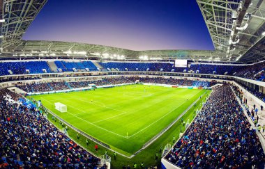 Futbol stadyumu, parlak ışıklar, saha manzarası. Futbol konsepti