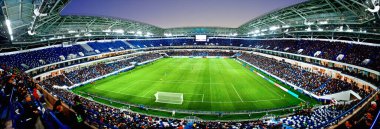 Futbol stadyumu, parlak ışıklar, saha manzarası. Futbol konsepti