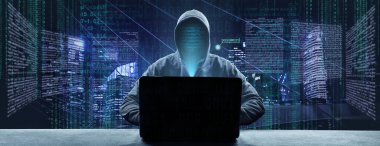 Hacker bir siber uzaya girmek için dizüstü bilgisayarına bir kod yazdırır