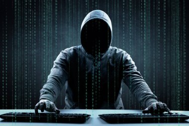 Hacker bir siber uzaya girmek için dizüstü bilgisayarına bir kod yazdırır