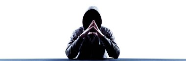 Hacker bir siber uzaya girmek için dizüstü bilgisayarına bir kod yazdırır