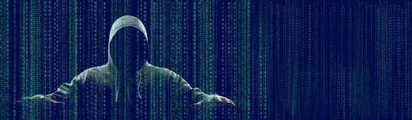 Haker Drukuje Kod Klawiaturze Laptopa Aby Włamać Się Cyberprzestrzeni — Zdjęcie stockowe