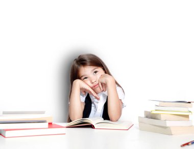 Okula dönün! Eğitim, okuma ve öğrenme kavramı.