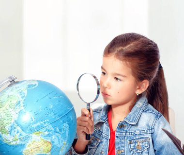 Okula dönün! Eğitim, okuma ve öğrenme kavramı.