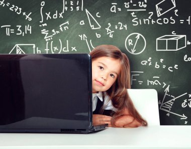 Okula dönün! Eğitim, okuma ve öğrenme kavramı.