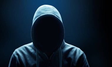 Hacker bir siber uzaya girmek için dizüstü bilgisayarına bir kod yazdırır