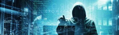 Hacker bir siber uzaya girmek için dizüstü bilgisayarına bir kod yazdırır