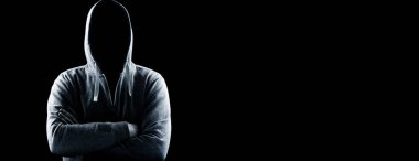 Hacker bir siber uzaya girmek için dizüstü bilgisayarına bir kod yazdırır