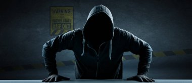Hacker bir siber uzaya girmek için dizüstü bilgisayarına bir kod yazdırır