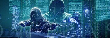 Hacker bir siber uzaya girmek için dizüstü bilgisayarına bir kod yazdırır