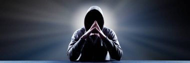 Hacker bir siber uzaya girmek için dizüstü bilgisayarına bir kod yazdırır