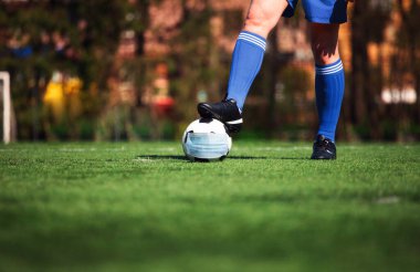 Avrupa futbolu iptal konsepti. Koronavirüs maskeli top