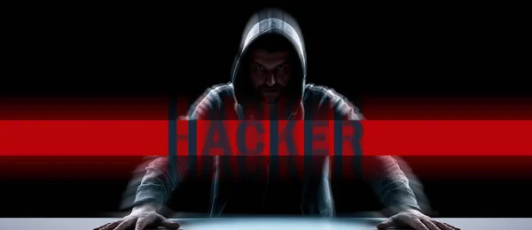 Hacker Imprime Código Teclado Laptop Para Invadir Ciberespaço — Fotografia de Stock