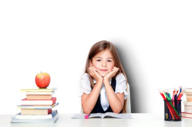 Okula dönün! Eğitim, okuma ve öğrenme kavramı.