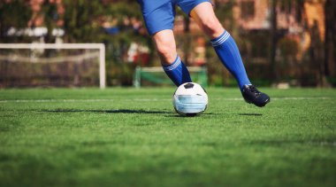 Avrupa futbolu iptal konsepti. Koronavirüs maskeli top