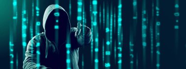 Hacker bir siber uzaya girmek için dizüstü bilgisayarına bir kod yazdırır