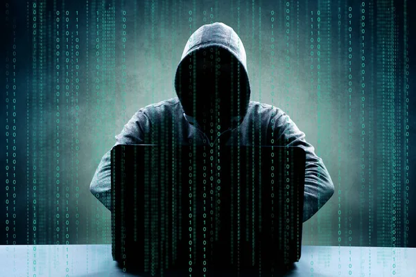 黑客在笔记本电脑键盘上打印代码以侵入网络空间 — 图库照片