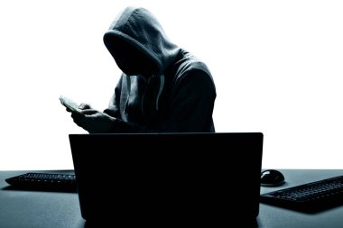 Hacker bir siber uzaya girmek için dizüstü bilgisayarına bir kod yazdırır