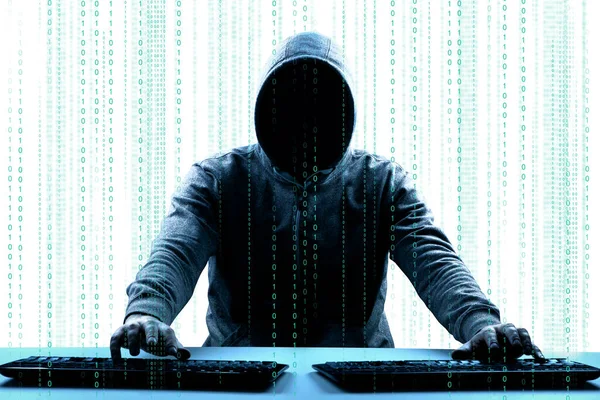 해커들은 컴퓨터 키보드로 코드를 프린트하여 사이버 공간에 — 스톡 사진