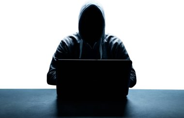 Hacker bir siber uzaya girmek için dizüstü bilgisayarına bir kod yazdırır