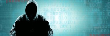 Hacker bir siber uzaya girmek için dizüstü bilgisayarına bir kod yazdırır