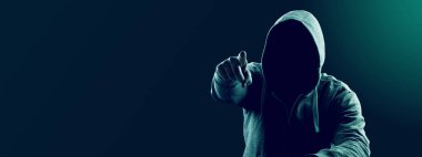 Hacker bir siber uzaya girmek için dizüstü bilgisayarına bir kod yazdırır