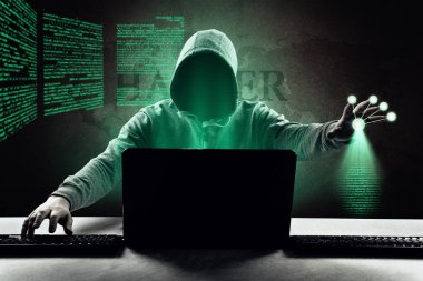 Hacker bir siber uzaya girmek için dizüstü bilgisayarına bir kod yazdırır