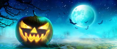 Korkunç bir gecede mezarlıkla cadılar bayramı geçmişi.