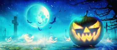 Ürkütücü bir gecede balkabağıyla Cadılar Bayramı.